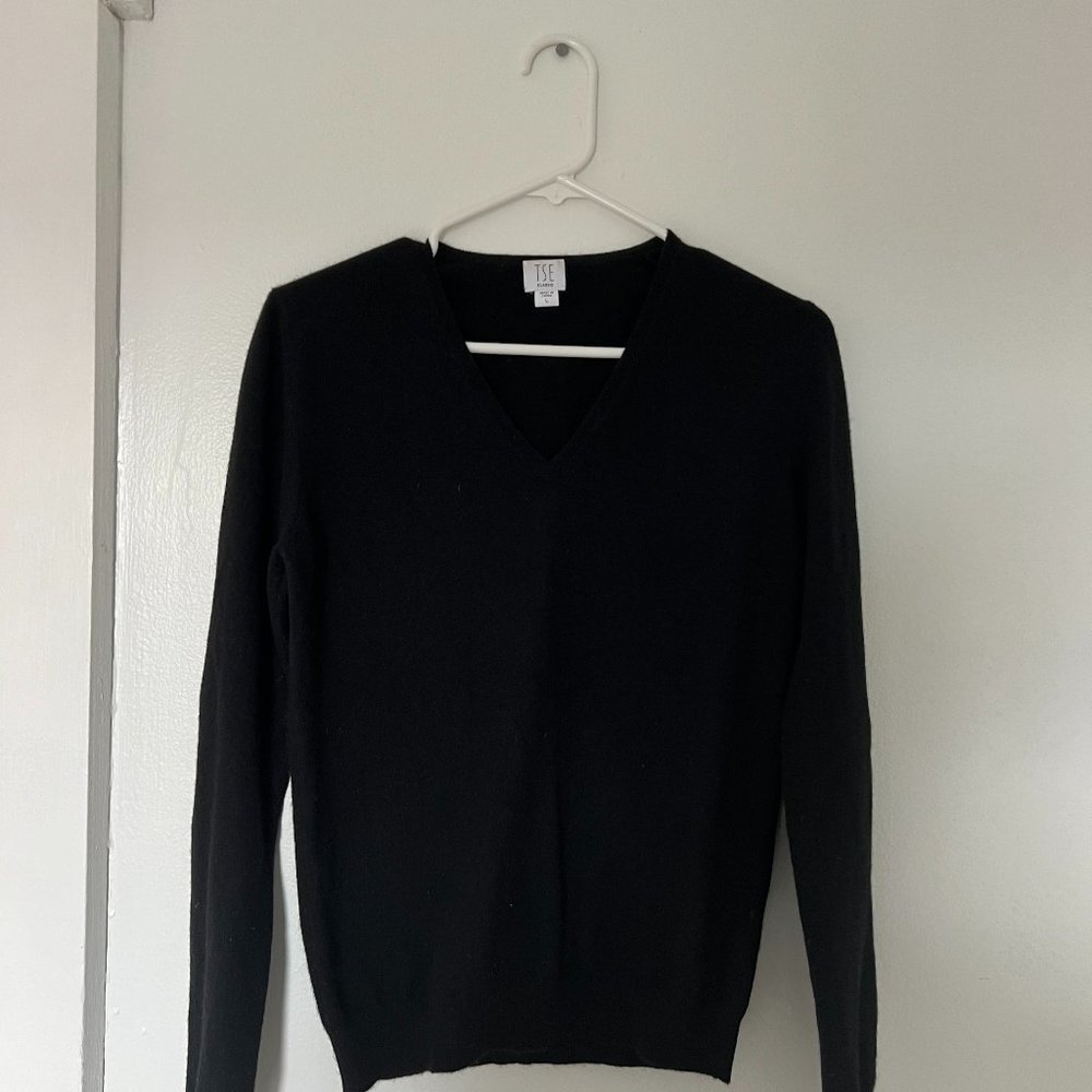 TSE Classic black v neck 100% cashmere sweater